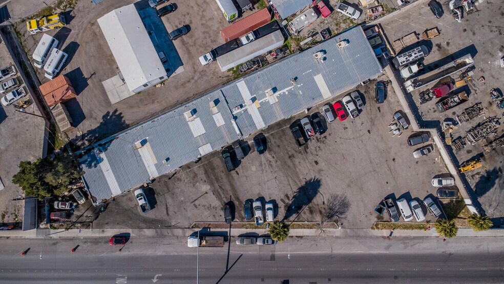 2061 Losee Rd, North Las Vegas, NV à vendre - Photo du bâtiment - Image 3 de 28