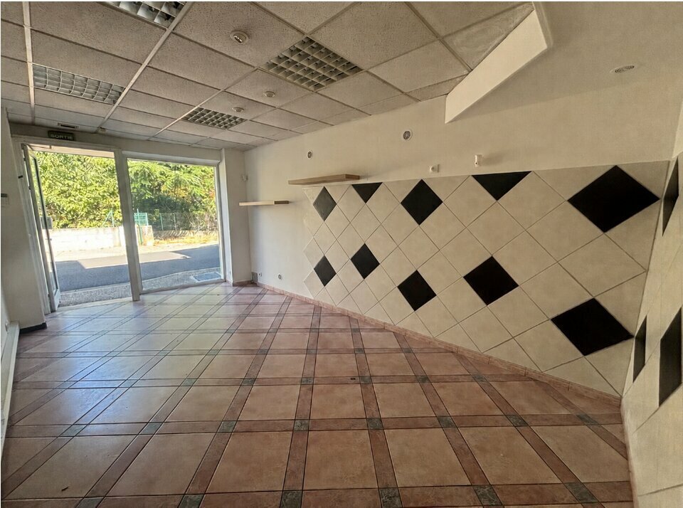 Retail in Bollene for lease Interior Photo- Image 1 of 5
