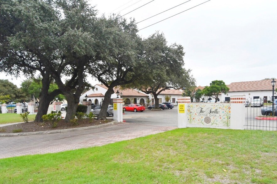 8237 Fredericksburg Rd, San Antonio, TX à louer - Photo du bâtiment - Image 2 de 5