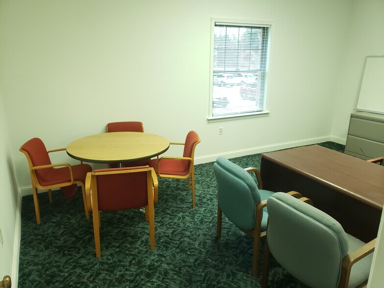 1562 McDaniel Dr, West Chester, PA à louer - Photo du bâtiment - Image 2 de 13