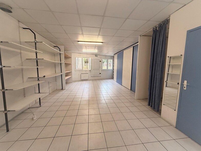Retail in Besancon for sale - Building Photo - Image 2 of 4