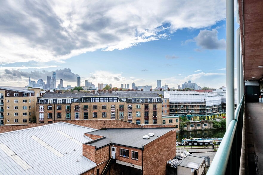 8 Andrews Rd, London for lease - Building Photo - Image 3 of 8