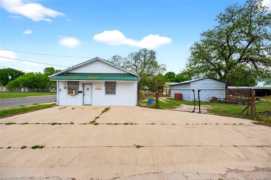 401 E 6th St, Lampasas, TX for sale - Building Photo - Image 3 of 11