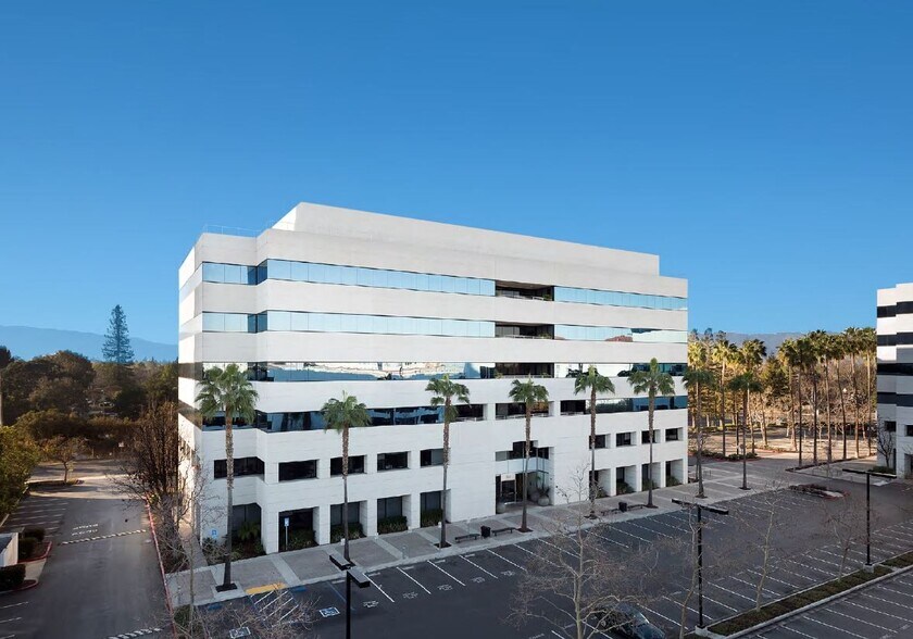 560 S Winchester Blvd, San Jose, CA à louer - Photo du bâtiment - Image 3 de 6