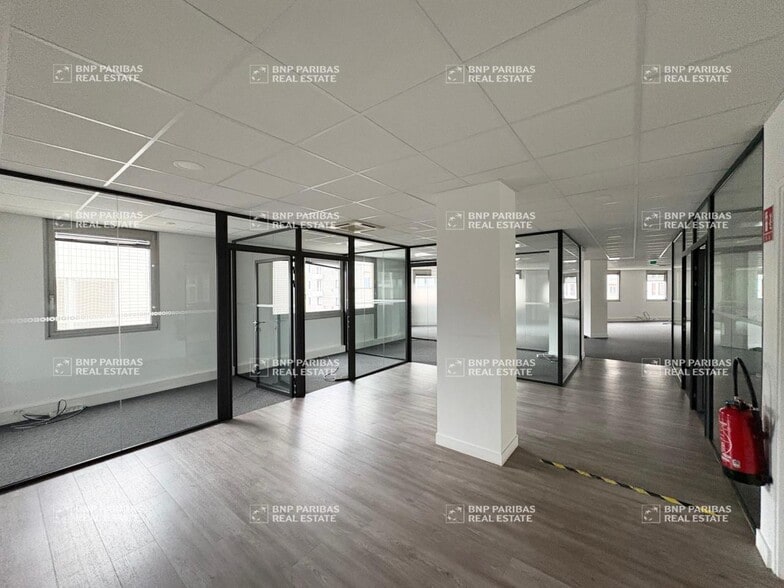 15-17 Rue Joël Le Theule, Montigny-le-Bretonneux for lease - Interior Photo - Image 2 of 8