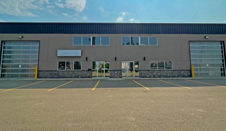 6743 Golden West Ave, Red Deer, AB for sale Primary Photo- Image 1 of 1