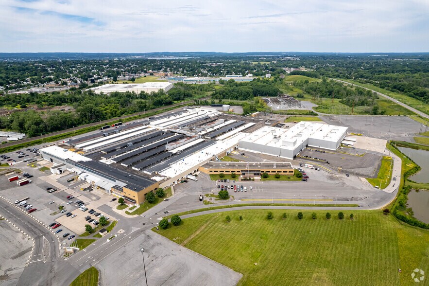 1 General Motors Dr, Syracuse, NY à louer - Photo du bâtiment - Image 2 de 9