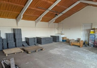 Pennypot Ln, Chobham for lease Interior Photo- Image 1 of 2