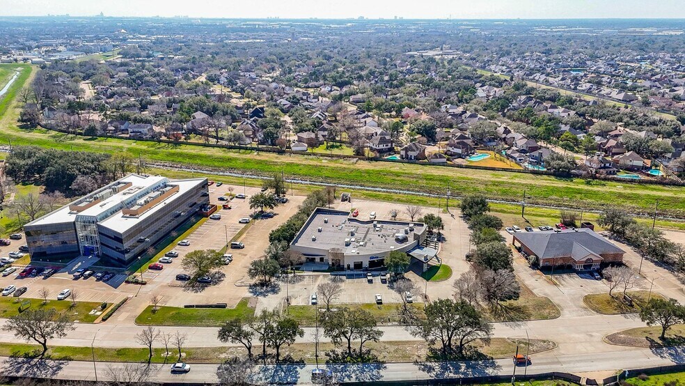 11321 Fallbrook Dr, Houston, TX à louer - Photo du bâtiment - Image 3 de 8