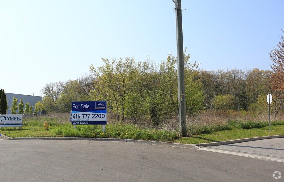 55 Green Ct, Ajax, ON for sale - Building Photo - Image 3 of 13