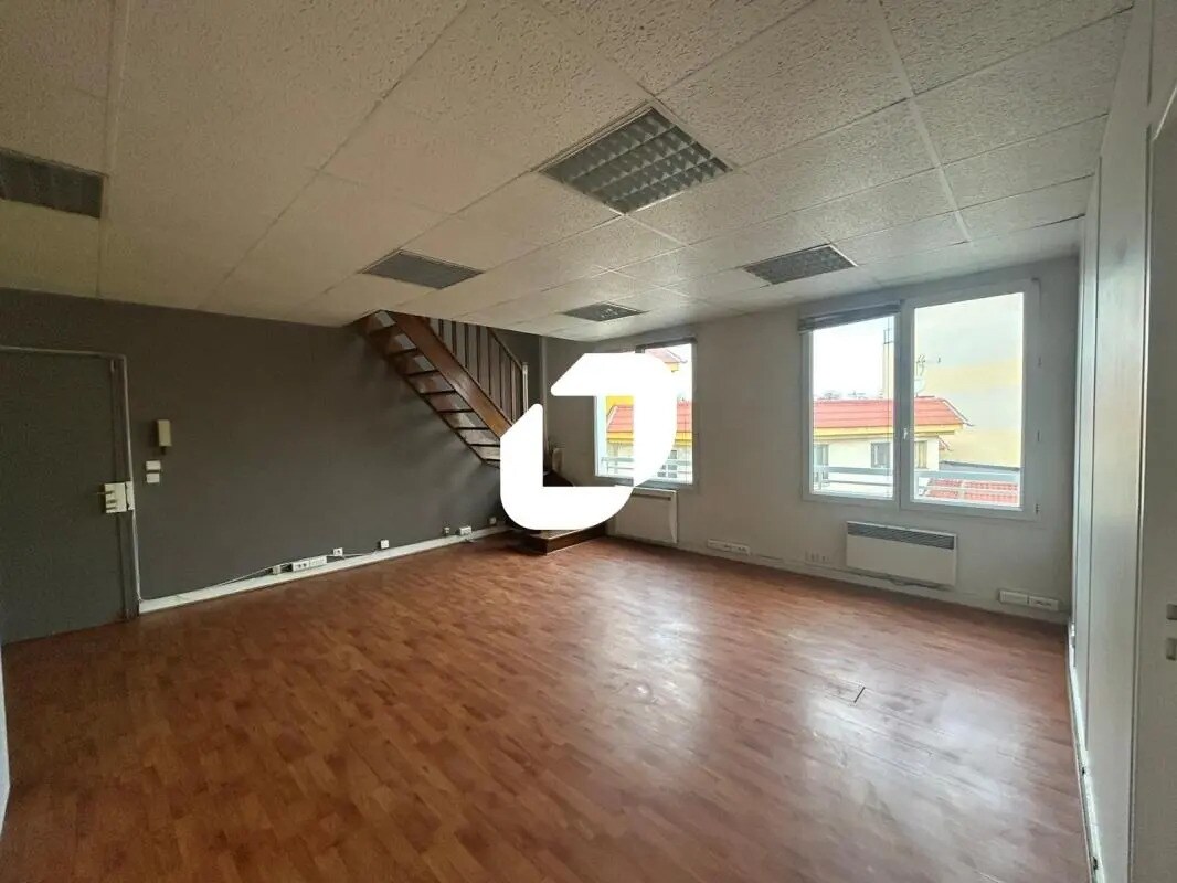Office in Joinville-le-Pont for lease Interior Photo- Image 1 of 11