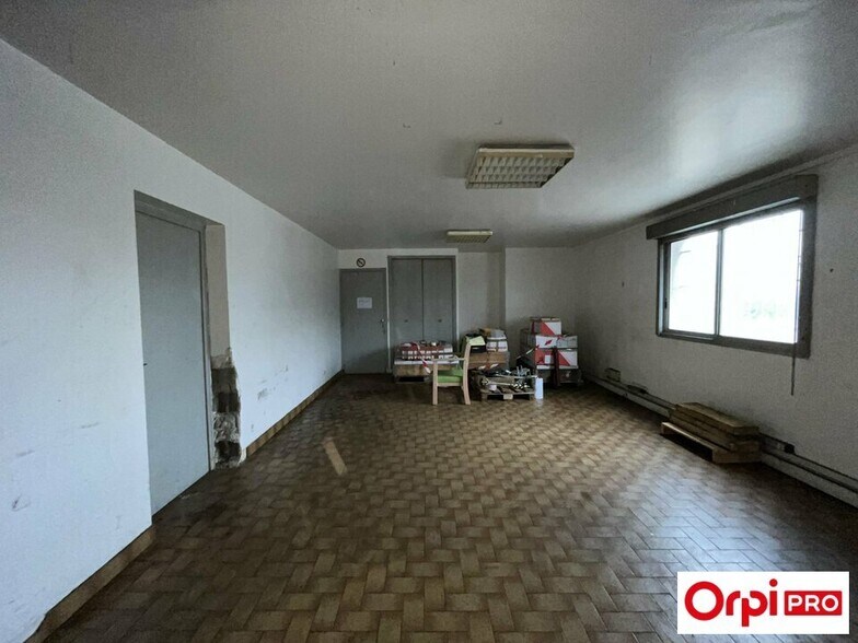 Flex in SAINT-SYMPHORIEN-D'OZON for lease - Interior Photo - Image 3 of 19