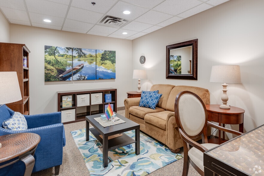 1701 Lake Lansing Rd, Lansing, MI for sale - Interior Photo - Image 3 of 21