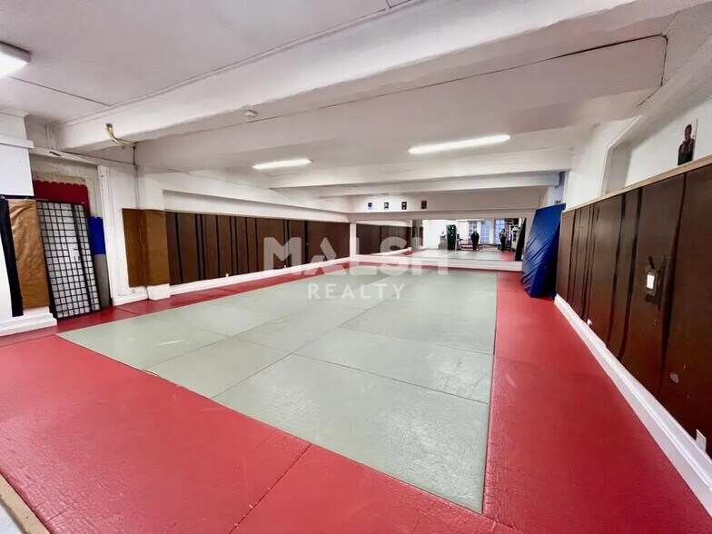 Commerce de détail dans Lyon à louer - Photo du bâtiment - Image 1 de 5