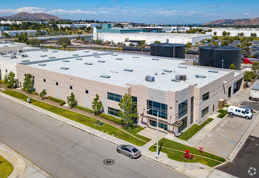 135 Via Trevizio, Corona, CA for lease - Primary Photo - Image 1 of 2