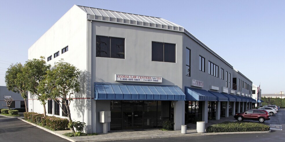 8210 Katella Ave, Stanton, CA à louer - Photo du bâtiment - Image 3 de 5