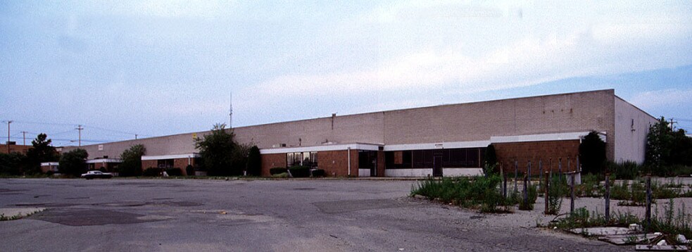 1660 Old Country Rd, Plainview, NY à louer - Photo du bâtiment - Image 3 de 3