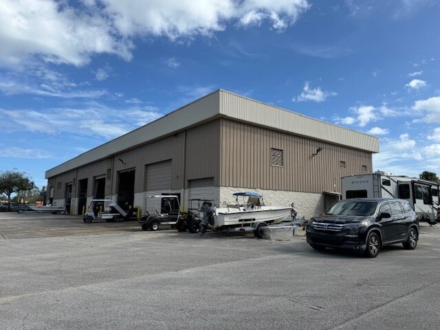 Plus de détails pour 724 S Nova Rd, Ormond Beach, FL - Industriel à louer