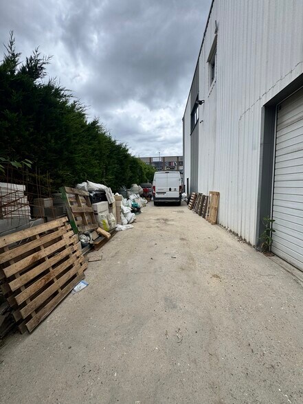 Flex in Herblay for lease - Building Photo - Image 3 of 9