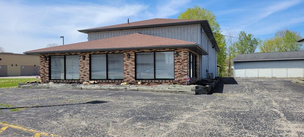 126 N Canal St, Newton Falls, OH à vendre - Photo du bâtiment - Image 2 de 5
