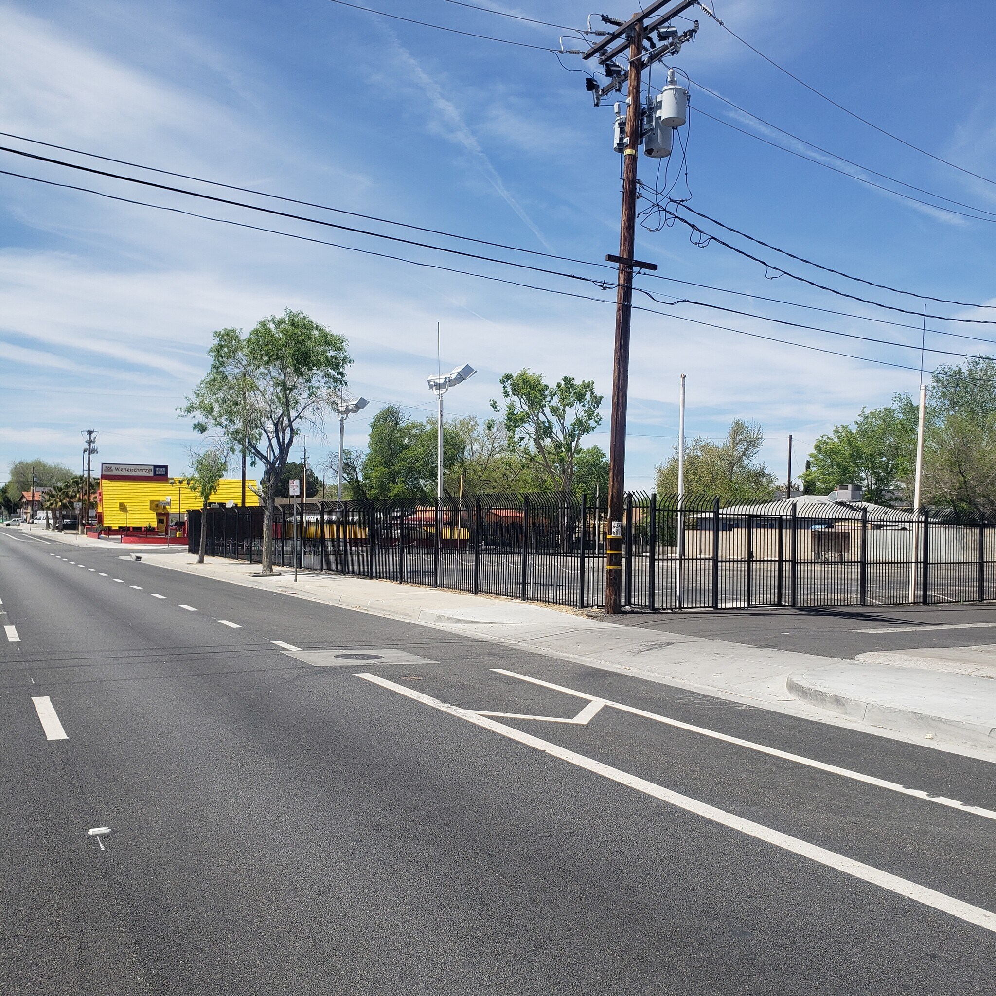 559 W Avenue J, Lancaster, CA à louer Photo du bâtiment- Image 1 de 6