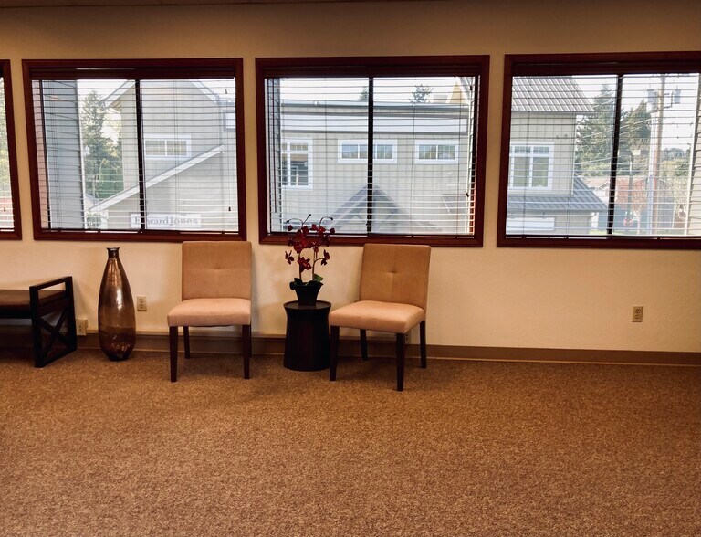 614 Harrison St, Sumner, WA à louer - Photo du bâtiment - Image 2 de 7