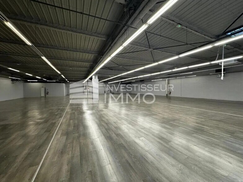 Retail in Savigny-le-Temple for lease - Interior Photo - Image 1 of 4