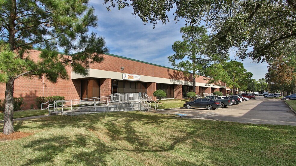 489 W 38th St, Houston, TX à louer - Photo du bâtiment - Image 3 de 9