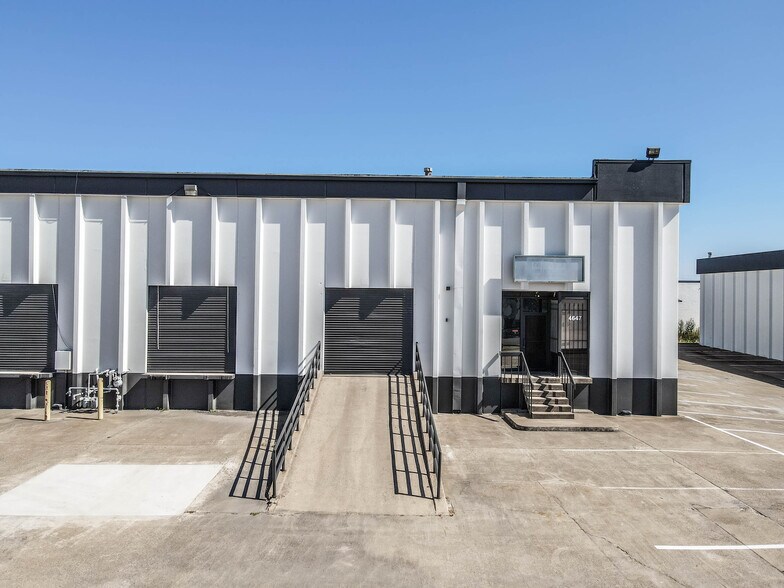 4545-4585 Mint Way, Dallas, TX à louer - Photo du bâtiment - Image 2 de 7