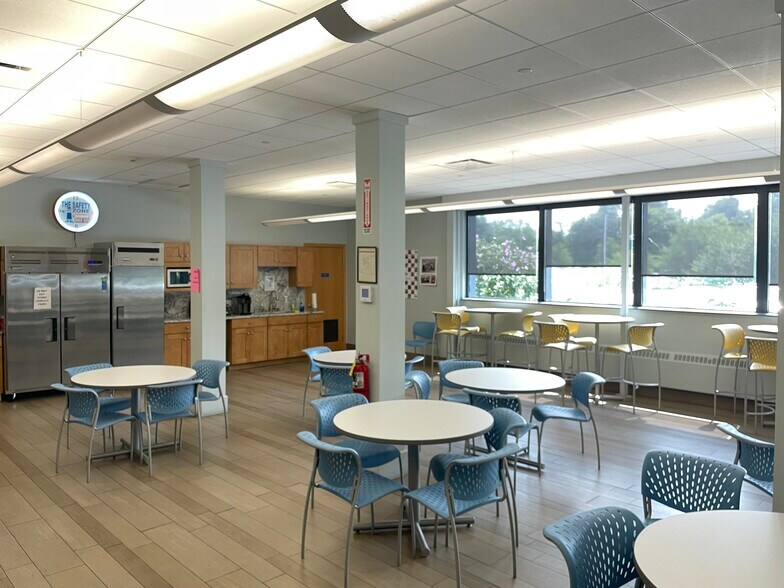 385 Long Hill Rd, Guilford, CT for lease - Interior Photo - Image 2 of 7