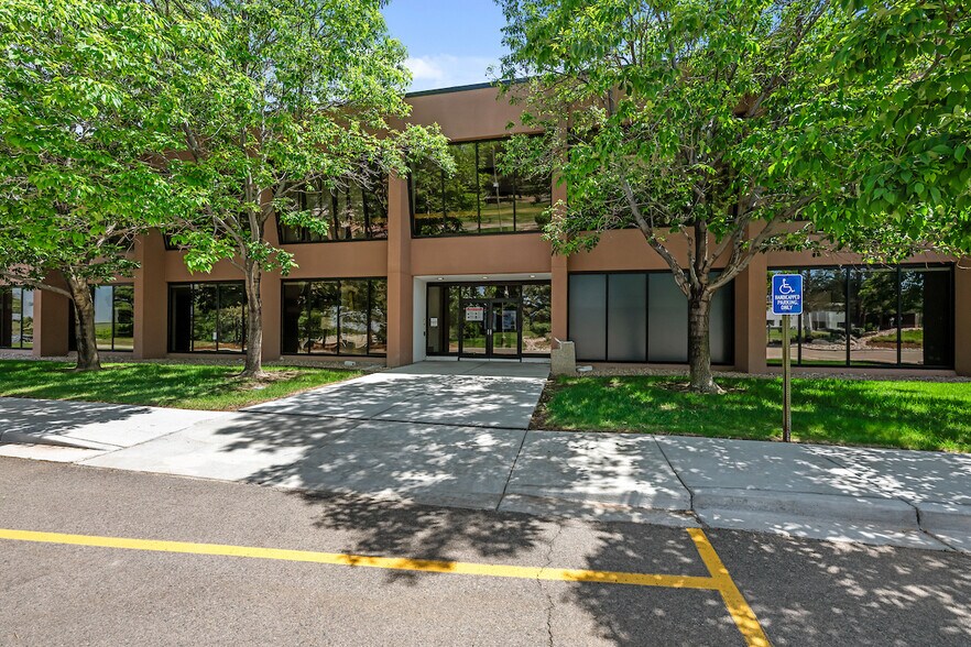 15 Inverness Way E, Englewood, CO à vendre - Photo du bâtiment - Image 2 de 13