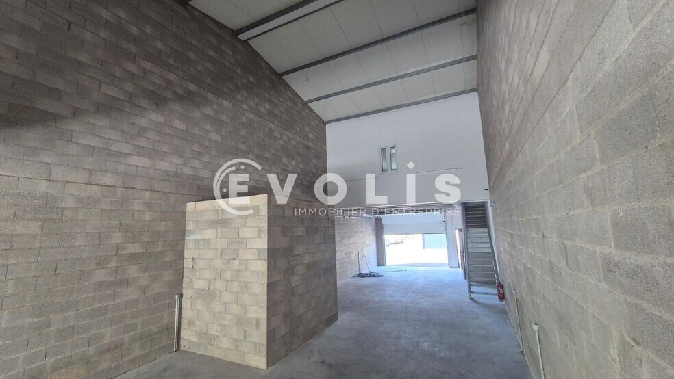 Flex in Ozoir La Ferriere for lease - Interior Photo - Image 3 of 22