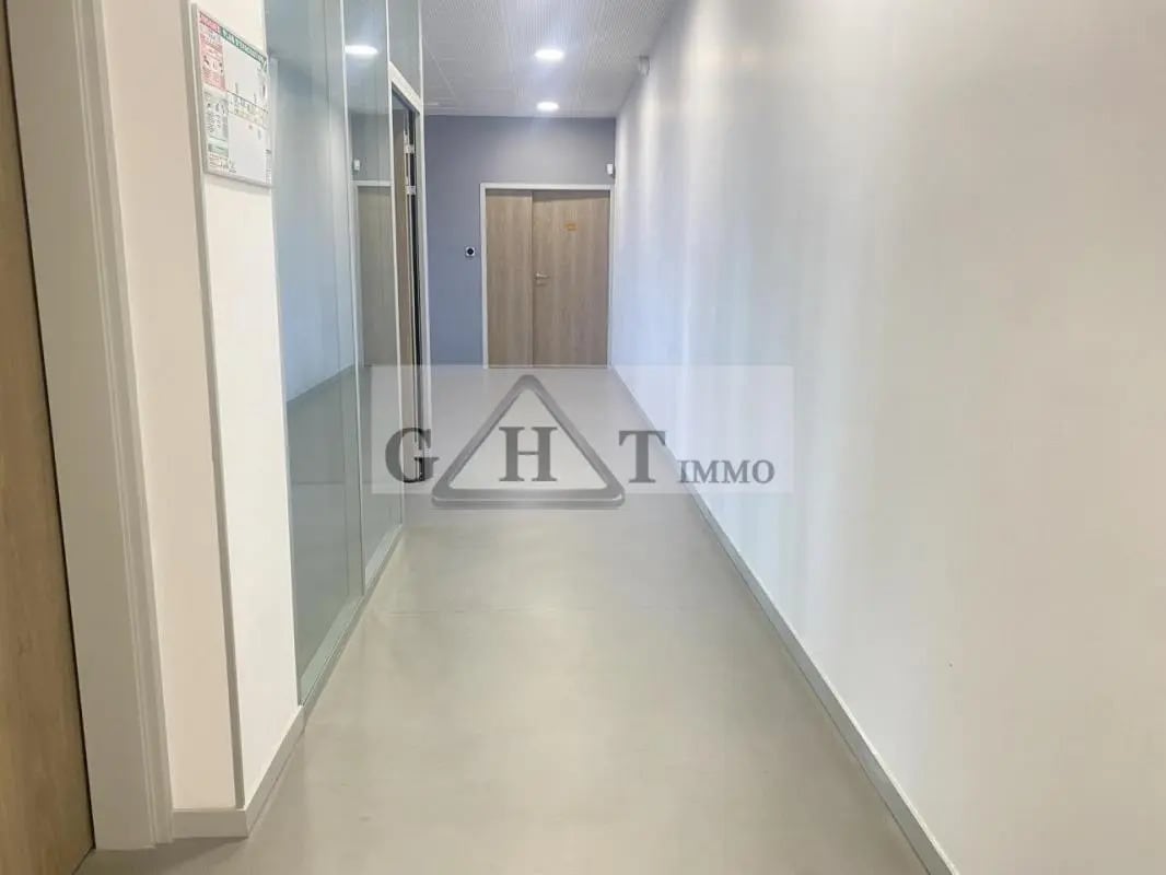 Office in Villenoy for lease Interior Photo- Image 1 of 11