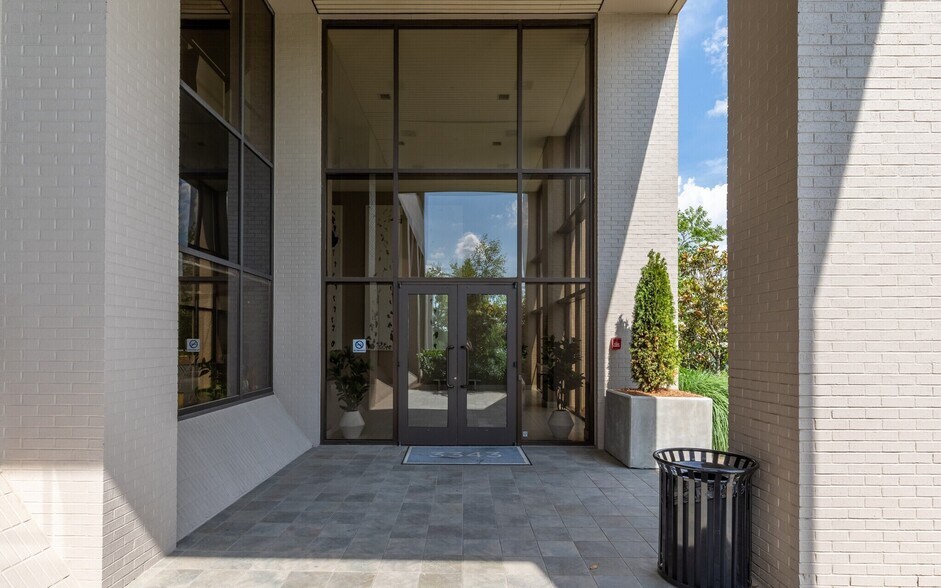 3343 Perimeter Hill Dr, Nashville, TN à louer - Photo du bâtiment - Image 3 de 5