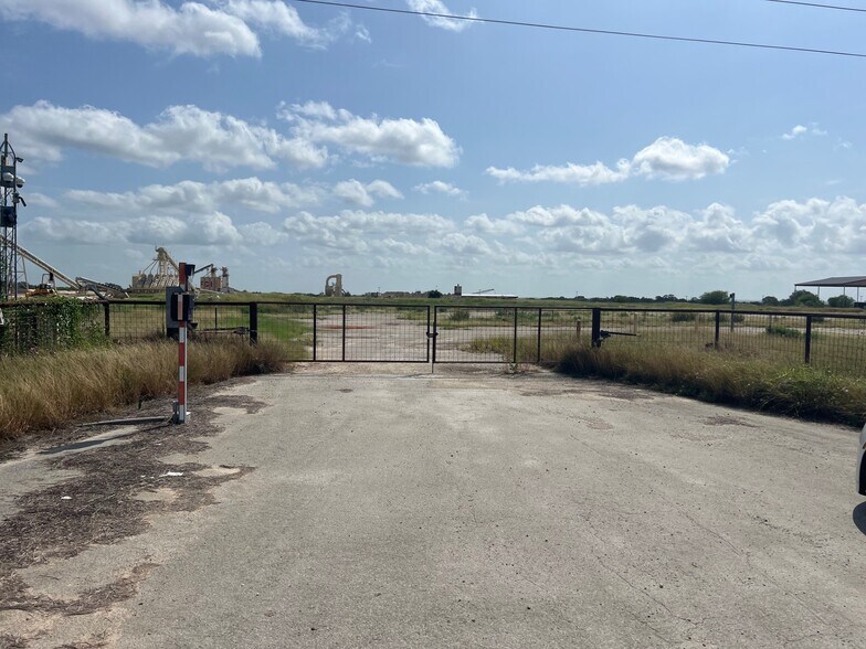 94600 I-37, Pleasanton, TX à louer - Photo du bâtiment - Image 3 de 19