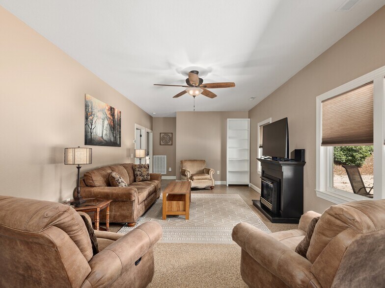 355 Johnson Dr, Canton, NC à vendre - Photo du bâtiment - Image 3 de 43