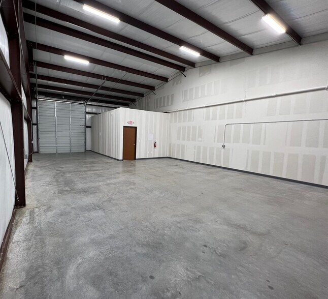 15060 US Highway 380 W, Krum, TX for sale - Interior Photo - Image 2 of 9