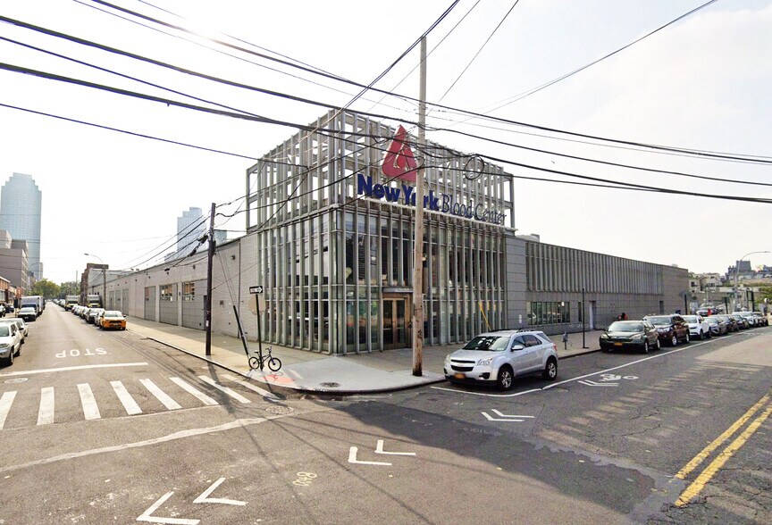 45-01 Vernon Blvd, Long Island City, NY à louer - Photo du bâtiment - Image 3 de 4
