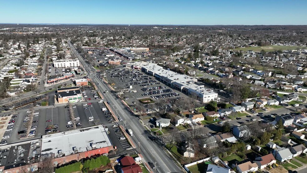 401-419 S Oyster Bay Rd, Plainview, NY à louer - Vidéo sur l’inscription commerciale - Image 3 de 30