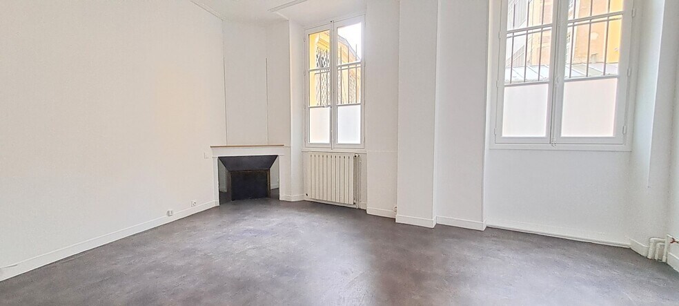 Office in Versailles for lease - Interior Photo - Image 2 of 7