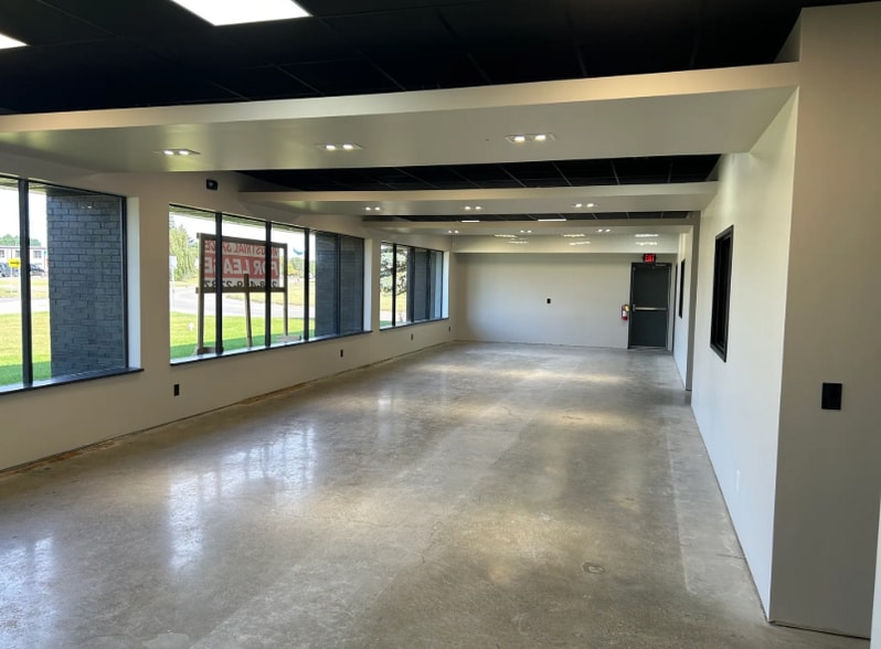 850 Glaspie St, Oxford, MI for sale - Interior Photo - Image 2 of 22