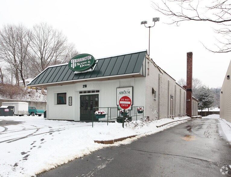 218 E Main St, Torrington, CT à vendre - Photo du bâtiment - Image 2 de 2