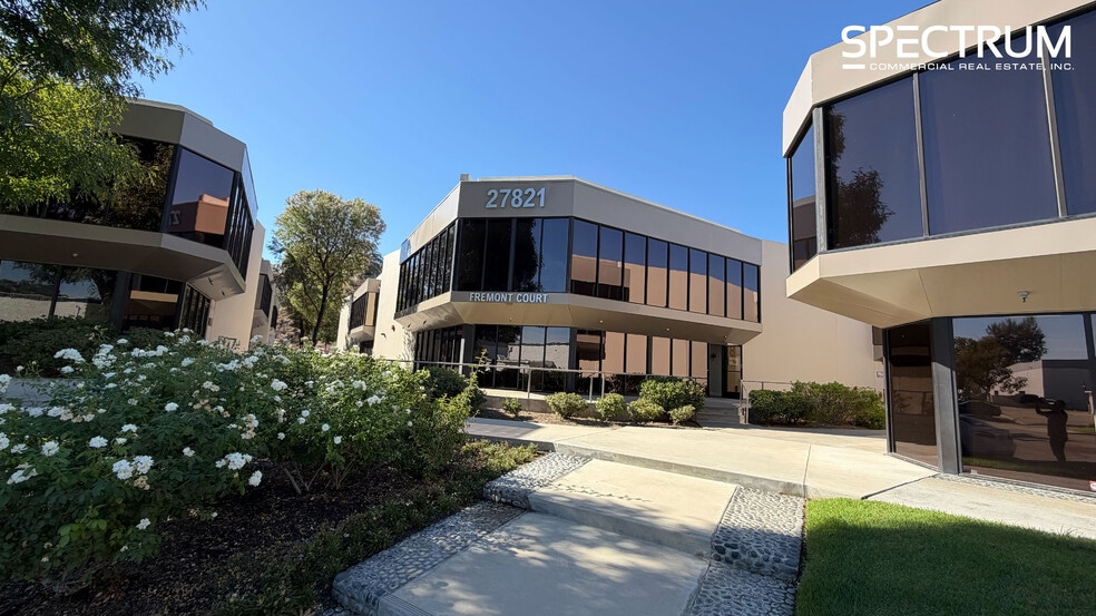 27821 Fremont Ct, Valencia, CA à vendre - Photo du bâtiment - Image 1 de 8