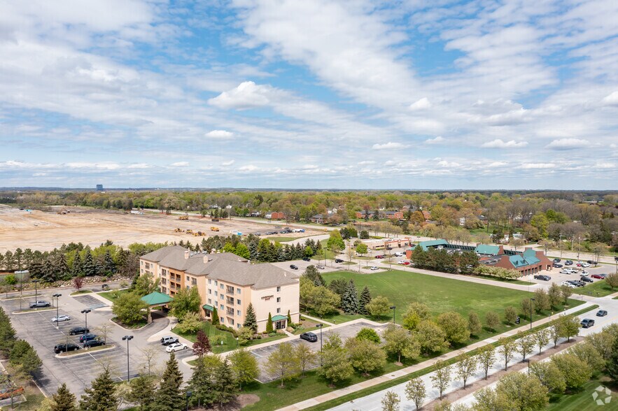3555 Centerpoint Pky, Pontiac, MI à vendre - Aérien - Image 2 de 4