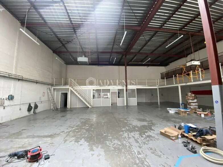 Industrial in Trappes for lease - Building Photo - Image 3 of 5