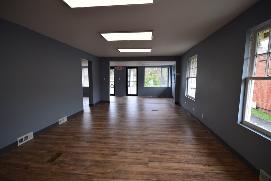 909 W Broad St, Falls Church, VA à vendre - Photo du bâtiment - Image 2 de 8