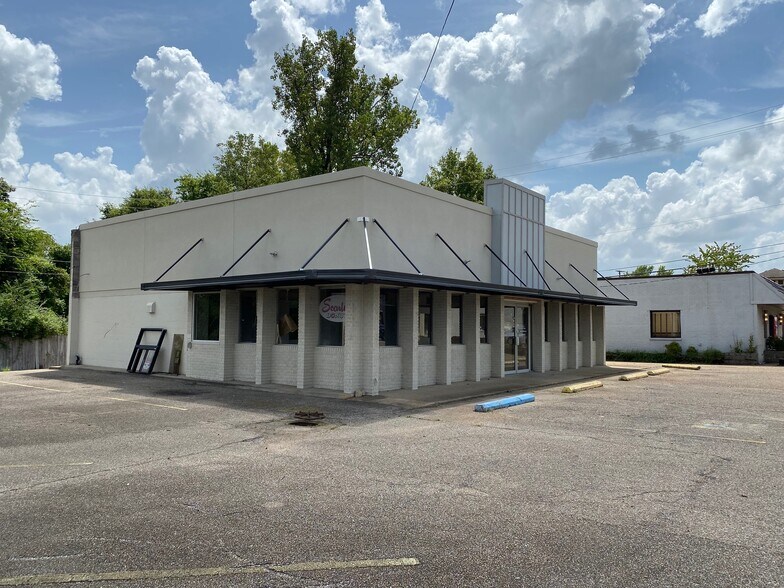 920 S Gloster St, Tupelo, MS à louer - Photo du bâtiment - Image 2 de 11