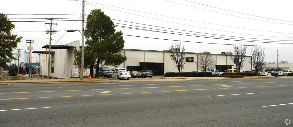 3926-3930 E Raines Rd, Memphis, TN for lease - Building Photo - Image 1 of 7