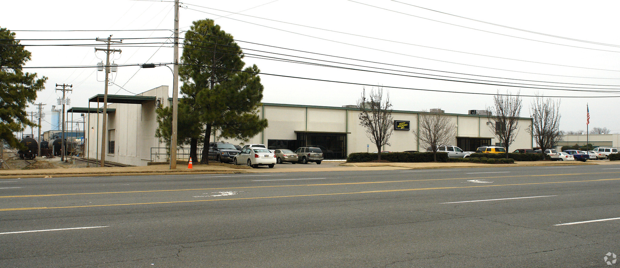 3926-3930 E Raines Rd, Memphis, TN for lease Building Photo- Image 1 of 8