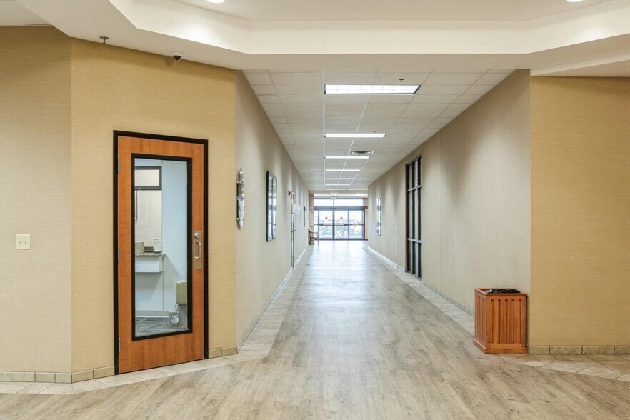 601 W State Highway 6, Waco, TX à louer - Photo intérieure - Image 2 de 4